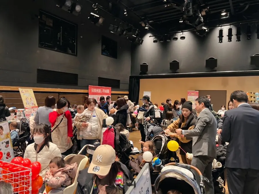 親子連れで賑わうイベント会場の様子