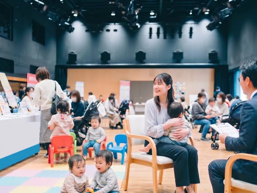 会場に集まる子育て世帯の来場者たち